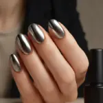 Nail art con effetti cromati: il dettaglio professionale per una manicure d’impatto senza eccessi