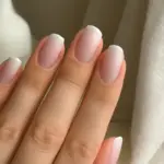 French manicure con effetto sfumato: scopri la tecnica semplice che dona eleganza a ogni mano